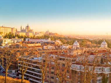Gün batımında Madrid 'in Debod Tapınağı' ndan havadan görünüşü