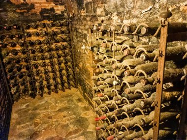 Satıcıda eski bir zafer şişesi