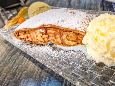 Apfelstrudel (tipik Avusturya appel turtası) vanilyalı dondurma