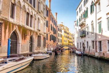 Venedik, İtalya - 20 Temmuz 2024: Kanalda gondolların tadını çıkaran turistler. Gondollar şehirdeki en popüler ve romantik ulaşım araçlarıdır..