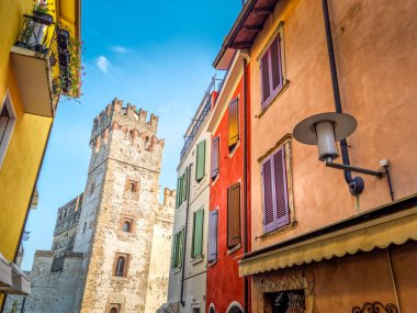 Sirmione, İtalya 'daki Scaligero Kalesi (Castello Scaligero)