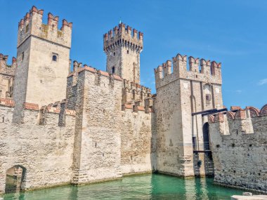 Sirmione, İtalya 'daki Scaligero Kalesi (Castello Scaligero)