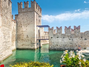 Sirmione, İtalya 'daki Scaligero Kalesi (Castello Scaligero)