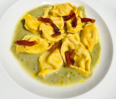 Masada servis edilen İtalyan makarnası.