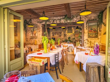 Antibes, Fransa - 8 Mayıs 2025: Eski şehirdeki restoran. Köy, Porvenkal pazarından taze sebzeler ve doğrudan limandan gelen balıklar da dahil olmak üzere çok sayıda farklı gıda seçeneği sunuyor.