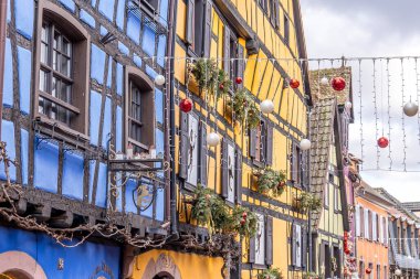 Riquewihr, Fransa - 3 Ocak 2025: Köyde Noel piyasa dekorasyonu. Tipik bir Alsas şehri, Noel ruhunu mimarisinin güzelliğiyle mükemmel bir şekilde birleştirir..