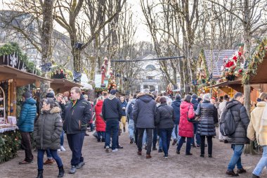 Baden-Baden, Almanya - 01 Ocak 2025: İnsanlar Noel pazarında yürüyor. Kara Orman 'ın ünlü pazarı Almanya' nın en ünlülerinden biridir..