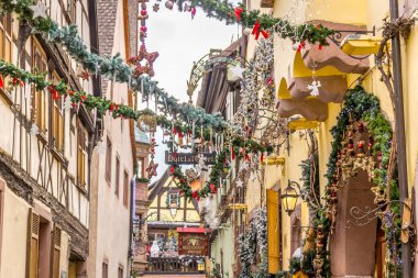 Riquewihr, Fransa - 3 Ocak 2025: Köyde Noel piyasa dekorasyonu. Tipik bir Alsas şehri, Noel ruhunu mimarisinin güzelliğiyle mükemmel bir şekilde birleştirir..