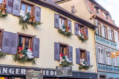 Ribeauville, Fransa - 3 Ocak 2025: Köyde Noel Pazarı dekorasyonu. Tipik bir Alsas şehri, Noel ruhunu mimarisinin güzelliğiyle mükemmel bir şekilde birleştirir..