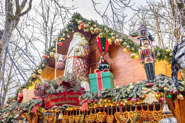 Baden-Baden, Almanya - 01 Ocak 2025: Şehir merkezinde Noel süslemeleri. Tomurcuklar genellikle tamamen bizim tarafımızdan dekore edilir ve iç kısımlarında bedava kış harikalar diyarı bulunur..