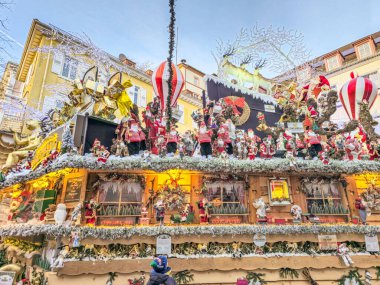 Baden-Baden, Almanya - 01 Ocak 2025: Şehir merkezinde Noel süslemeleri. Tomurcuklar genellikle tamamen bizim tarafımızdan dekore edilir ve iç kısımlarında bedava kış harikalar diyarı bulunur..