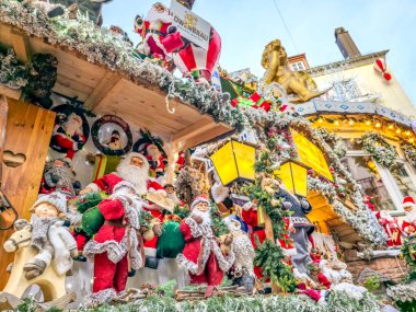 Baden-Baden, Almanya - 01 Ocak 2025: Şehir merkezinde Noel süslemeleri. Tomurcuklar genellikle tamamen bizim tarafımızdan dekore edilir ve iç kısımlarında bedava kış harikalar diyarı bulunur..