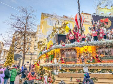 Baden-Baden, Almanya - 01 Ocak 2025: Şehir merkezinde Noel süslemeleri. Tomurcuklar genellikle tamamen bizim tarafımızdan dekore edilir ve iç kısımlarında bedava kış harikalar diyarı bulunur..