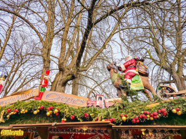 Baden-Baden, Almanya - 01 Ocak 2025: Şehir merkezinde Noel süslemeleri. Tomurcuklar genellikle tamamen bizim tarafımızdan dekore edilir ve iç kısımlarında bedava kış harikalar diyarı bulunur..