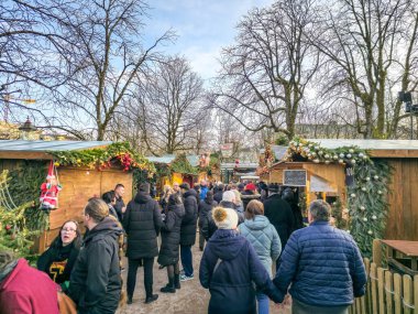 Baden-Baden, Almanya - 01 Ocak 2025: İnsanlar Noel pazarında yürüyor. Kara Orman 'ın ünlü pazarı Almanya' nın en ünlülerinden biridir..