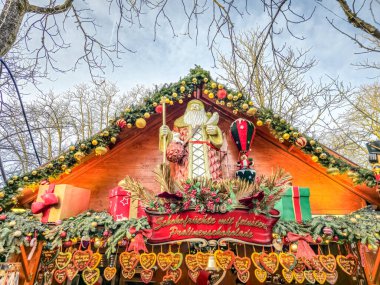 Baden-Baden, Almanya - 01 Ocak 2025: Şehir merkezinde Noel süslemeleri. Tomurcuklar genellikle tamamen bizim tarafımızdan dekore edilir ve iç kısımlarında bedava kış harikalar diyarı bulunur..