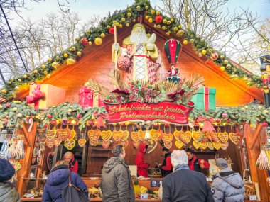 Baden-Baden, Almanya - 01 Ocak 2025: İnsanlar Noel pazarında yürüyor. Kara Orman 'ın ünlü pazarı Almanya' nın en ünlülerinden biridir..