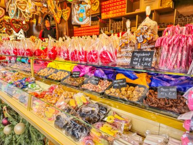 Baden-Baden, Almanya - 01 Ocak 2025: Noel pazarında zencefilli ekmek. Kara Orman 'ın ünlü pazarı Almanya' nın en ünlülerinden biridir..