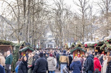 Baden-Baden, Almanya - 01 Ocak 2025: İnsanlar Noel pazarında yürüyor. Kara Orman 'ın ünlü pazarı Almanya' nın en ünlülerinden biridir..