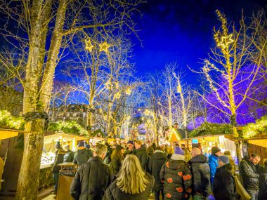 Baden-Baden, Almanya - 01 Ocak 2025: İnsanlar Noel pazarında yürüyor. Kara Orman 'ın ünlü pazarı Almanya' nın en ünlülerinden biridir..