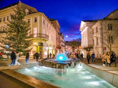 Baden-Baden, Almanya - 01 Ocak 2025: İnsanlar Noel pazarında yürüyor. Kara Orman 'ın ünlü pazarı Almanya' nın en ünlülerinden biridir..