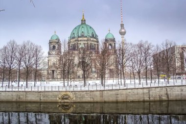 Berlin Katedrali ve Fernsehturm Kulesi