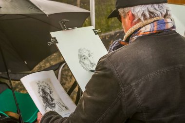 Prag, Çek Cumhuriyeti - 15 Mars 2006: Charles Köprüsü 'nde ressam çizimi. Köprü, 30 heykel ve heykelcikten oluşan sürekli bir ara sokak ile dekore edilmiştir..