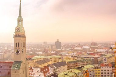 Almanya 'da gün batımında St. Peters Kilisesi ve Münih manzarası