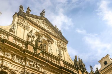 Çek Cumhuriyeti Prag 'daki Charles Köprüsü yakınlarındaki Saint Salvator Kilisesi.