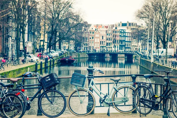 Amsterdam canal and bicycles — Stock Photo, Image