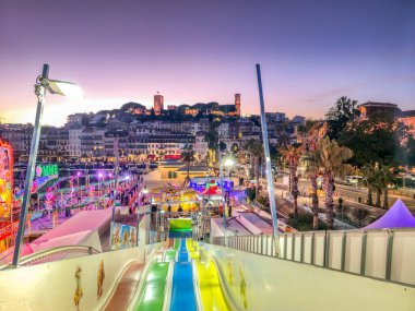 Cannes, Fransa - 4 Ocak 2026: Eğlence ve Noel pazarı şehir merkezinde. Etkinlikte kaydırak, küçük araba pisti, perili ev, tüfek atışı, piyango ve daha fazla oyun yer alıyor..