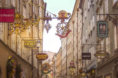 Salzburg, Avusturya - 20 Mart 2006: Getreidegassewith caddesindeki tabelaların görüntüsü. Ünlü cadde Wolfgang Amadeus Mozart 'ın 1756' da doğduğu yer..