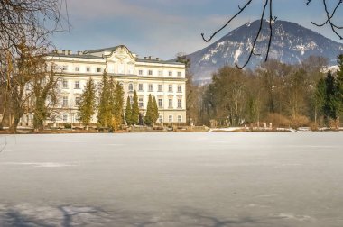 Kış boyunca Schloss Leopoldskron Sarayı ve Leopoldskroner Gölü