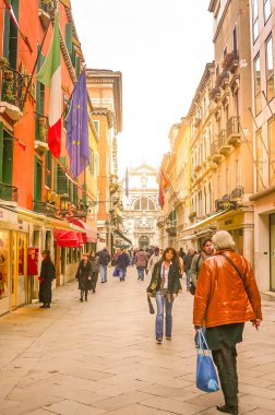 Venedik, İtalya - 20 Mart 2006: Şehir merkezinde bir sokakta yürüyen insanlar. Şehir İtalya 'nın kuzeydoğusunda yer almaktadır ve Veneto bölgesinin başkentidir..