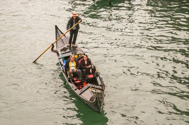 Venedik, İtalya - 20 Mart 2006: Turistler Büyük Kanal 'da denize açıldı. Kanalın kıyılarında 170 'den fazla bina var..