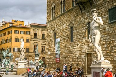 Floransa, İtalya - 23 Mart 2006: İnsanlar Piazza della Signoria 'da yürüyor. Meydan, Palazzo Vecchio, Fontana del Nettuno ve diğer açık hava heykellerine ev sahipliği yapar..
