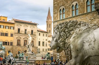 Floransa, İtalya - 23 Mart 2006: İnsanlar Piazza della Signoria 'da yürüyor. Meydan, Palazzo Vecchio 'nun önünde ve açık hava heykel galerisi içeriyor..