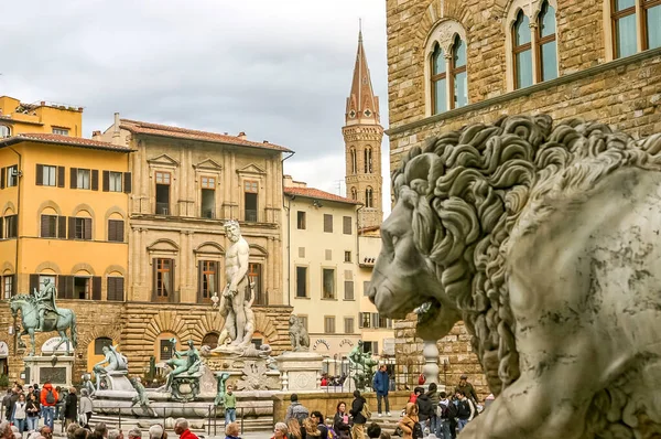 Floransa, İtalya - 23 Mart 2006: İnsanlar Piazza della Signoria 'da yürüyor. Meydan, Palazzo Vecchio 'nun önünde ve açık hava heykel galerisi içeriyor..