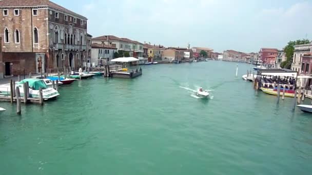 Navegación en barco por el canal en la isla de Muran — Vídeos de Stock