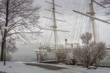 Chapman gemisi kış boyunca Stockholm, İsveç 'in merkezindeki Skeppsholmen adasının batı kıyısında...