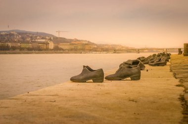 İkinci Dünya Savaşı sırasında Macaristan 'ın Budapeşte kentinde Tuna Nehri dışında öldürülen Yahudiler için bir anıt olarak dikilmiş ayakkabılar.