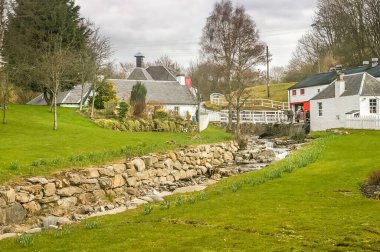 Pitlochry, İskoçya - 10 Nisan 2006: Edradour Damıtımevini ziyaret eden insanlar. Burası Pitlochry, Perthshire merkezli ünlü bir İskoç viski imalathanesi..