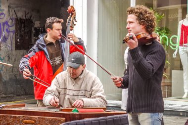 Dublin, İrlanda - 8 Nisan 2006: Grafton Street 'te müzisyenler çalıyor. Burası Dublin şehir merkezindeki iki ana alışveriş caddesinden biri..