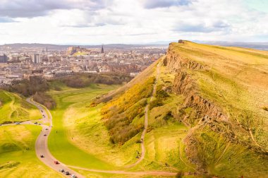 Edinburgh, İskoçya 'daki tepeler grubunun ana tepesi olan Arthur' un Koltuğu, sönmüş antik volkan.