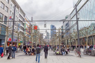 Frankfurt, Almanya - 1 Mart 2014: Frankfurt 'taki Hauptwache Plaza' da yürüyen insanlar. Bölge, bir yeraltı yaya alanı ve birkaç gökdelen de dahil olmak üzere alışveriş bölgesi caddeleriyle dolu.