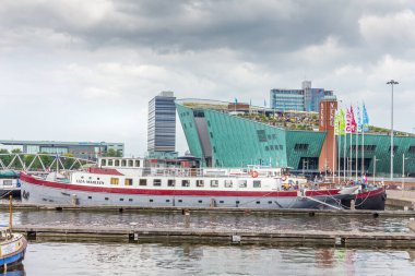Amsterdam, Hollanda - 31 Mayıs 2014: Nemo Bilim Merkezi binasının görüntüsü. Mekanda bir müze, bilim laboratuvarları, bir hediyelik eşya dükkanı ve diğer aktiviteler yer alıyor..