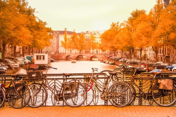 Amszterdam-csatorna és a kerékpárok — Stock Fotó