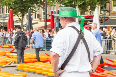 Peynir taşıyıcıları Hollanda ünlü Alkmaar pazarda, dinlenme