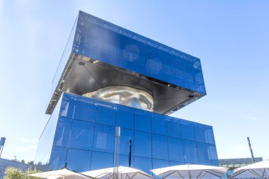 Kare kafa heykel Cagnes sur Mer, Fransız Rivierası alışveriş merkezi alanında görünümünü