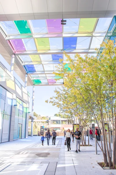 Pessoas caminhando na área de shopping center de Cagnes sur Mer, Riviera Francesa — Fotografia de Stock